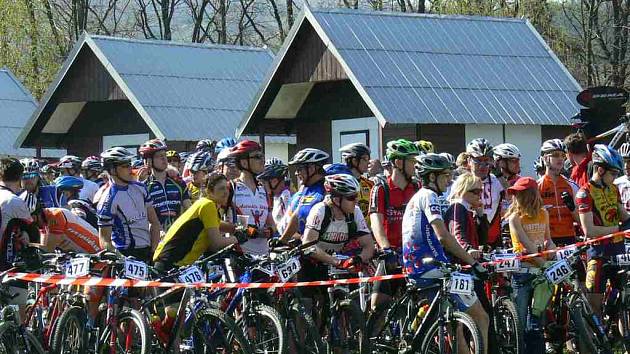 Na sedm set cyklistů vyrazilo na horských kolech na pátý ročník chřibského maratonu.