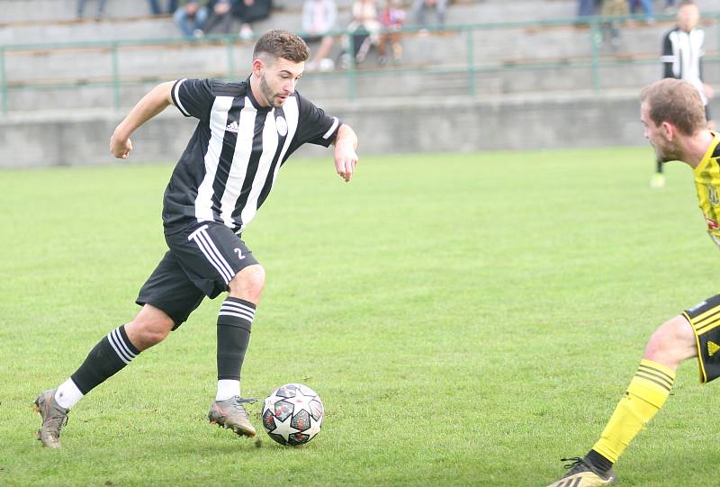 Divizní fotbalisté Holešova (v bílo-černém) doma v rámci 10. kola podlehli 0:1 Novým Sadům.