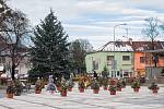 Hulínské náměstí zdobí velký vánoční strom a 26 malých stromečků.