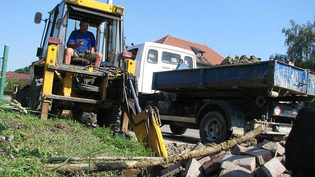 V úterý 10. srpna 2010 dělníci z kroměřížské společnosti Vodovody a kanalizace vyměňovali ve Zdounkách pětici ventilů na uzavírání vody.