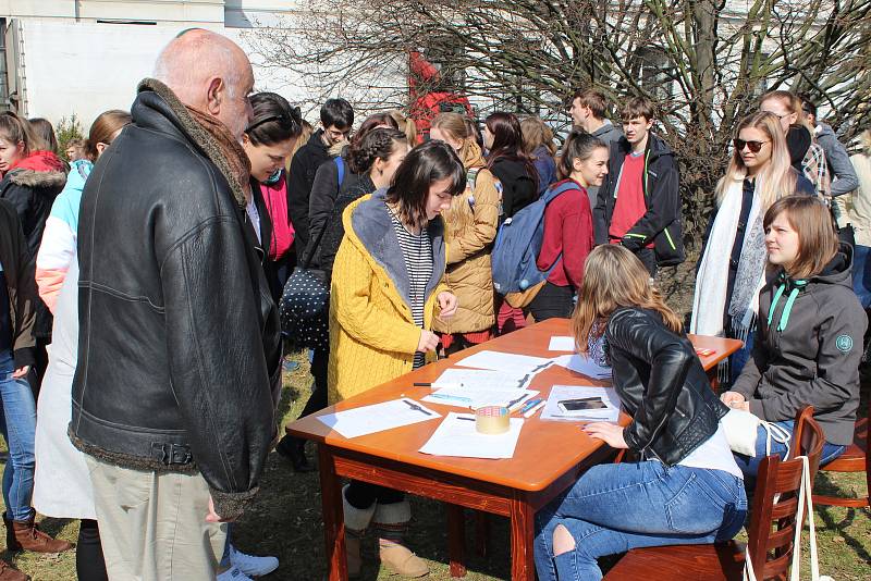 Do čtvrteční stávky studentů s názvem Vyjdi ven! se zapojili také v Kroměříži. Na nádvoří Arcibiskupského gymnázia se sešli tamní studenti se studenty Gymnázia Kroměříž, aby vyjádřili své rozhořčení nad aktuální politickou situací.