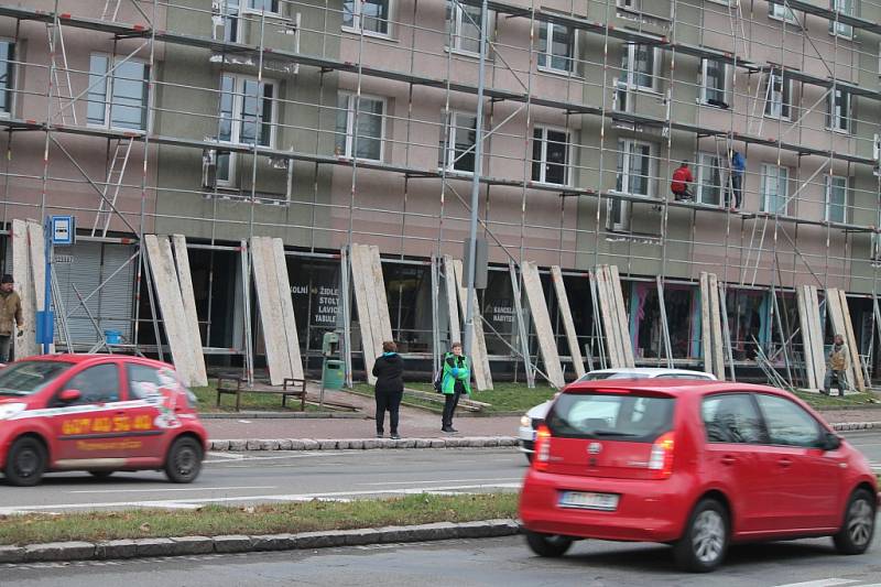 Lidé musí v dalších dnech počítat s uzavírkou místního chodníku na Tovačovského ulici, probíhá zde výměna balkonů.