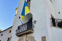 Na budově kroměřížské radnice na Velkém náměstí vlaje od čtvrtka 24. února ukrajinská vlajka.