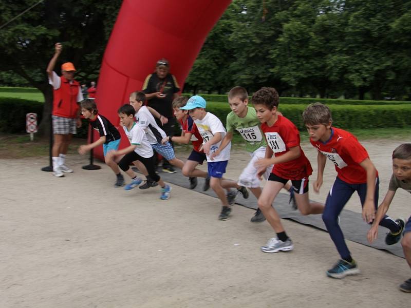 Druhý ročník běžeckých závodů Zámecká pětka se konal v pátek na zahradě zámku Holešov