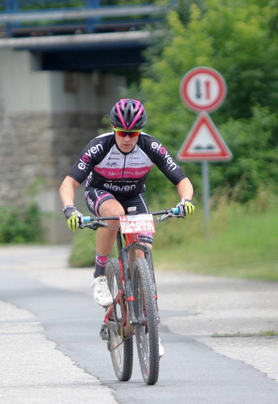 Cyklisté na bikemaratonu Drásal zdolávali valašské kopce i lesy, občas museli řešit i defekt. Dopravu řídili dobrovolníci i policie. V cíli se už cyklisté usmívali.