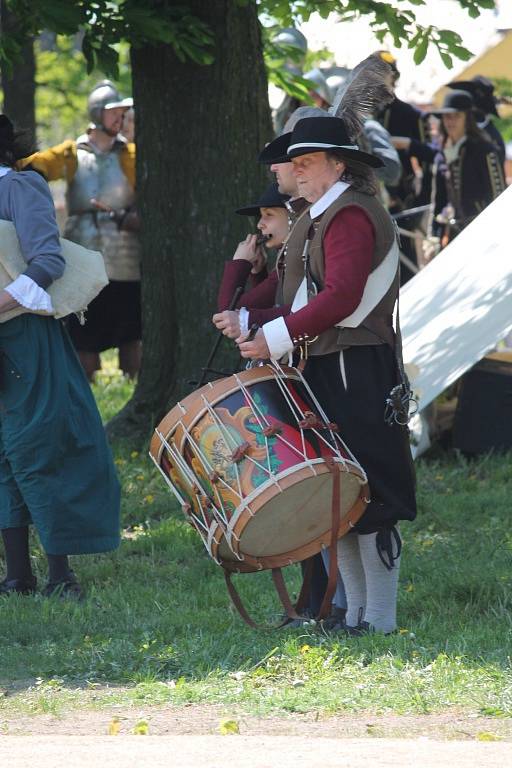 První ročník historického festivalu Holleschau přilákal stovky lidí z celého kraje, mohli tak shlédnout bitvu při ochraně města před polskými vojsky za třicetileté války.