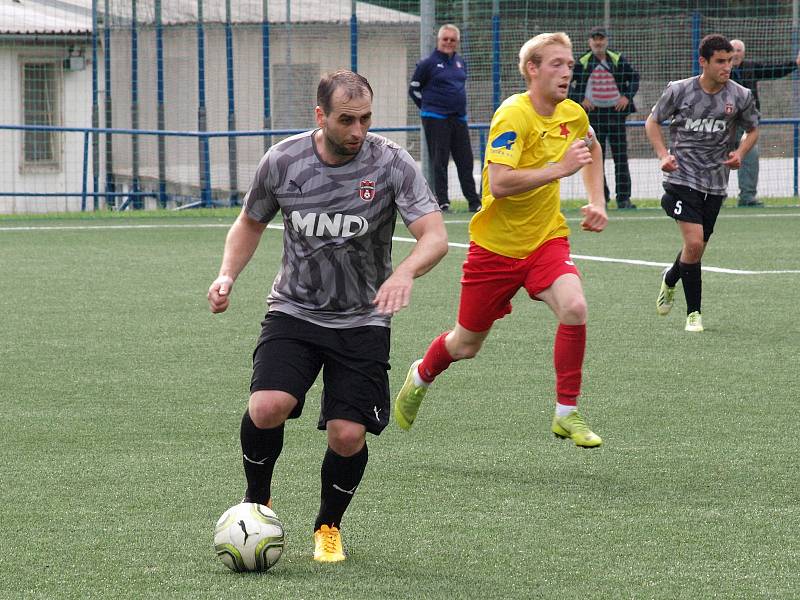 Fotbalisté Kroměříže (ve žlutých dresech) v pátečním přípravném zápase prohráli v Hodoníně 1:3.