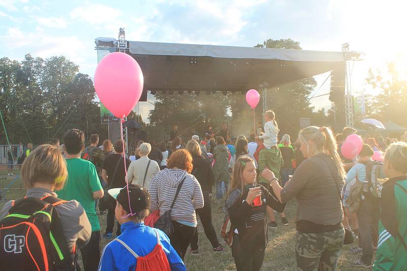 Sobotní odpoledne patřilo v Kroměříži hudbě. Na Pionýrské louce se konal Kromfest, festival pro celou rodinu. I přes občasný déšť se na kapely přišly podívat stovky lidí.