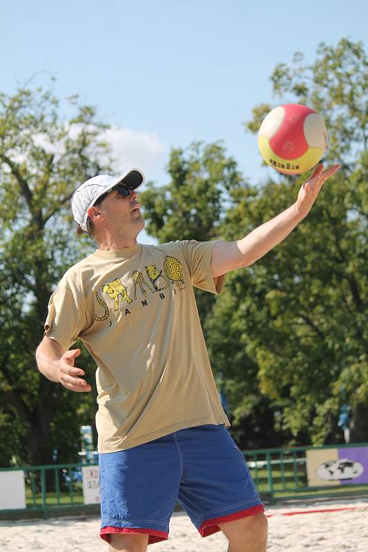 Benefiční turnaj Kola pro Afriku na kroměřížských beachvolejbalových kurtech na Bajdě