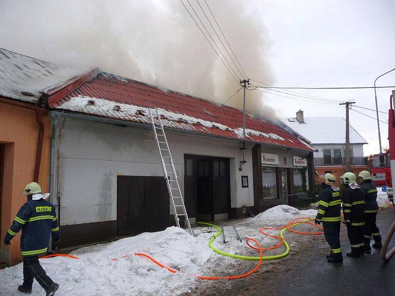 Požár střechy rodinného domu v Kvasicích.