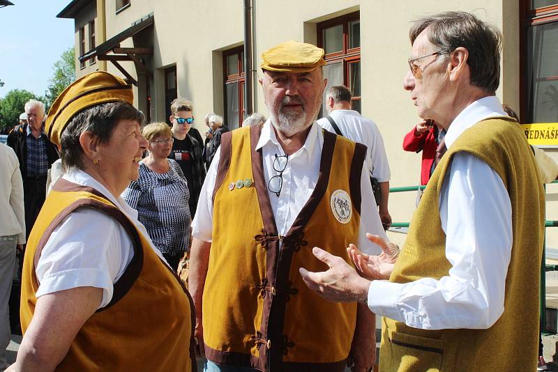 Včelaři se na Hostýně, při své 19. národní pouti, symbolicky loučili s arcibiskupem Janem Graubnerem. Ten pozval věřící na velehradskou pouť v krojích