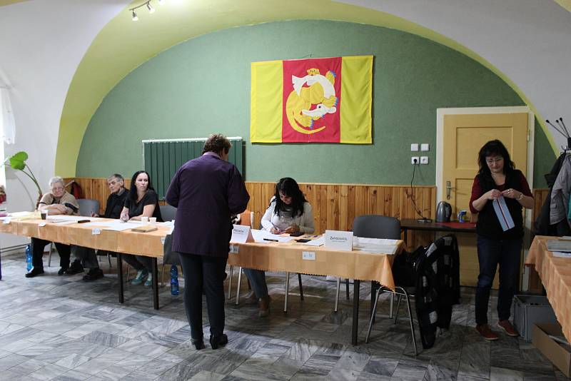 Také na Kroměřížsku začaly v pátek 20. října volby do Poslanecké sněmovny. Na snímku volební místnost v Chropyni, kde letos radnice zároveň s volbami vypsala také místní referendum kvůli těžbě štěrkopísku.