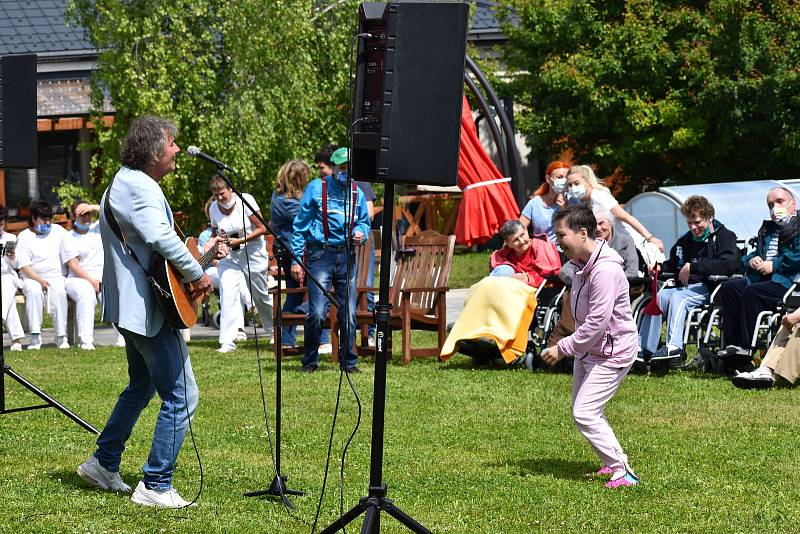 Koncert Standy Hložka v Domově pro osoby se zdravotním postižením Barborka v Kroměříži.