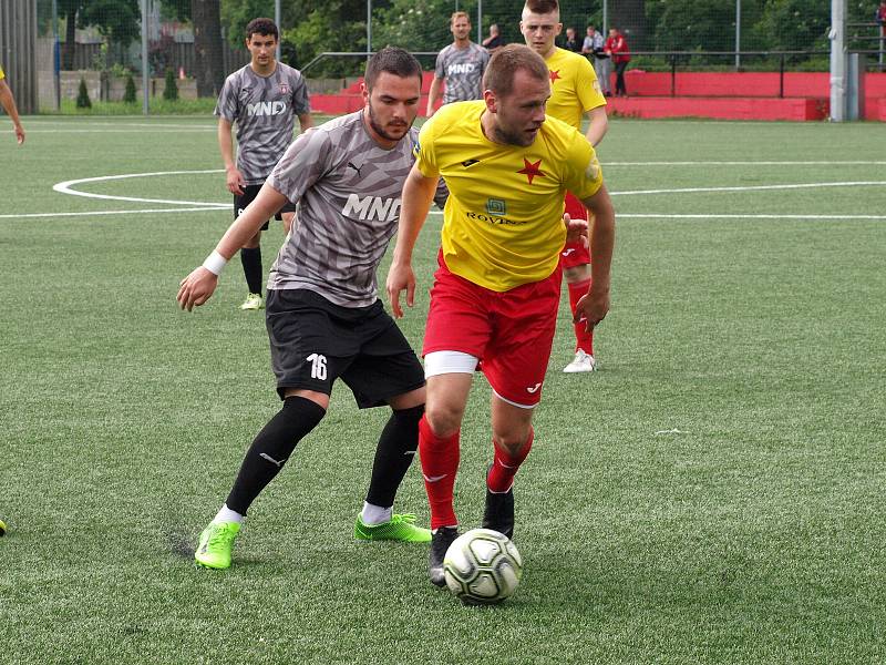 Fotbalisté Kroměříže (ve žlutých dresech) v pátečním přípravném zápase prohráli v Hodoníně 1:3.