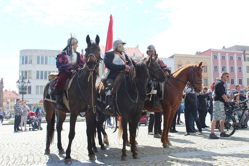 HISTORICKÝ MILNÍK ZAHÁJIL TURISTICKOU SEZÓNU. Střelba a řinčení zbraní se opět rozeznělo městem.