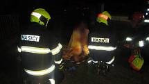 Pět jednotek hasičů likviduje v sobotních ranních hodinách požár rodinného domu v Kostelanech na Kroměřížsku.