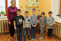 Tablo dětí z letošní první třídy Základní školy Roštín s paní ředitelkou Mgr. Jaroslavou Plachou