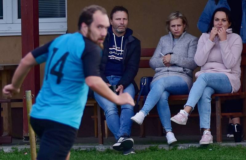 Rezerva fotbalistů Skaštic v 7. kole okresního přeboru porazila doma Břest (ve žlutém) 3:0.