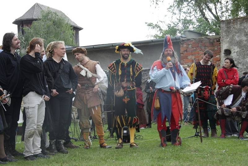 Na Historických dnech na tvrzi v Kurovicích vystoupilo šestnáct uměleckých skupin.