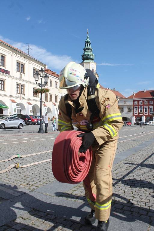 V soutěži TFA O nejtvrdšího hasiče se 17. září na Velkém náměstí v Kroměříži utkaly desítky závodníků.