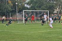 Fotbalisté Zborovic (bílé dresy) v 11. kole I. A třídy skupiny B podlehli vedoucí Nivnici 0:4.