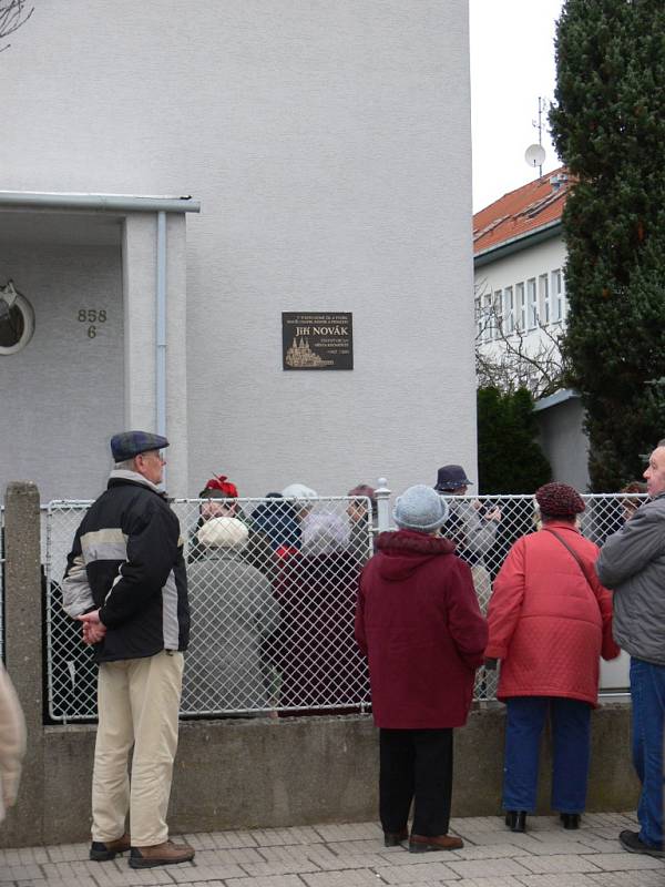 Kulturní komise města Kroměříž se rozhodla odhalit pamětní desku Čestnému občanovi Jiřímu Novákovi. Na domě, ve kterém žil v Březinově ulici, ji odhalila jeho žena společně se starostkou Danielou Hebnarovou.  