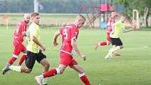 Divizní fotbalisté Skaštic (v zeleném) v úvodním kole skupiny E doma smolně podlehli Vsetínu 0:1. Jediná branka padla v samém závěru duelu.