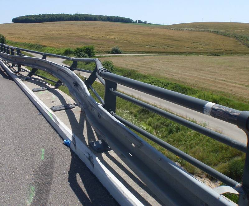 Na dálnici D1 ve směru na Kroměříž se srazila dvě osobní auta.