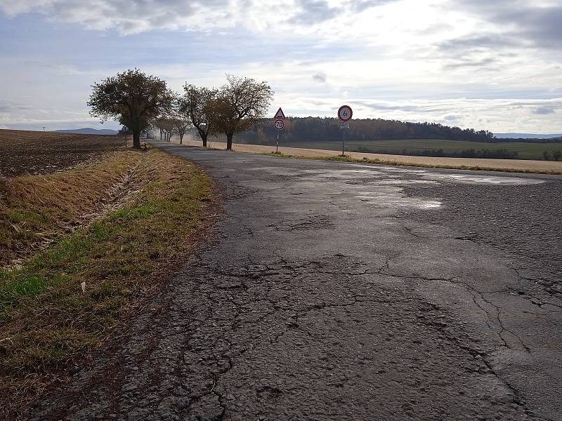 Lechotice - Zahnašovice. Především u křižovatky na Zahnašovice a Míškovice je vozovka plná děr a nerovností.