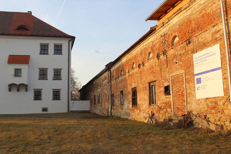 Chátrající budovy hospodářského dvora projdou v následujících třech letech opravami a stanou se cílem cestovního ruchu.