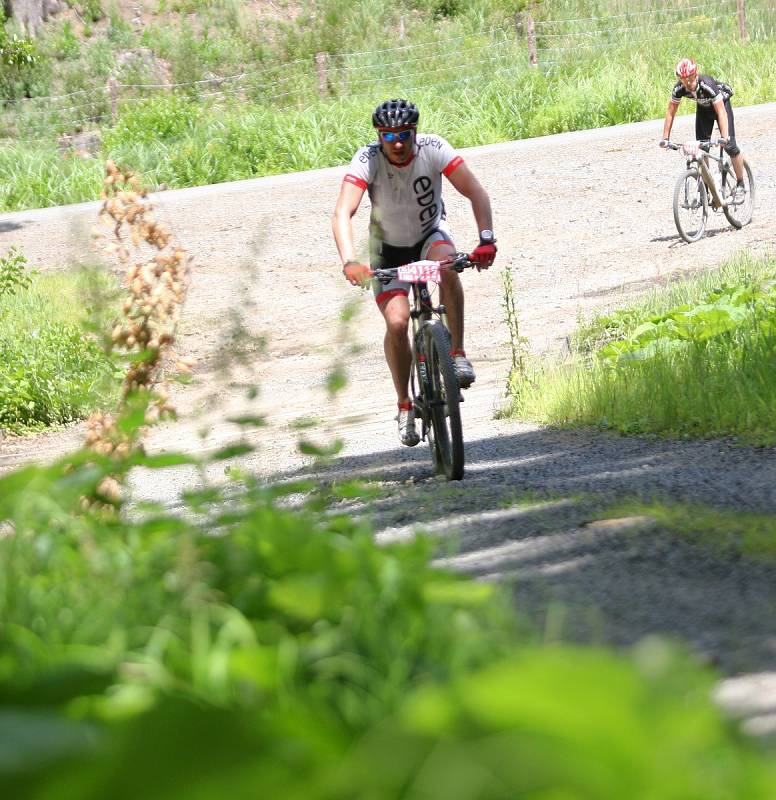 Cyklisté na bikemaratonu Drásal zdolávali valašské kopce i lesy, občas museli řešit i defekt. Dopravu řídili dobrovolníci i policie. V cíli se už cyklisté usmívali.