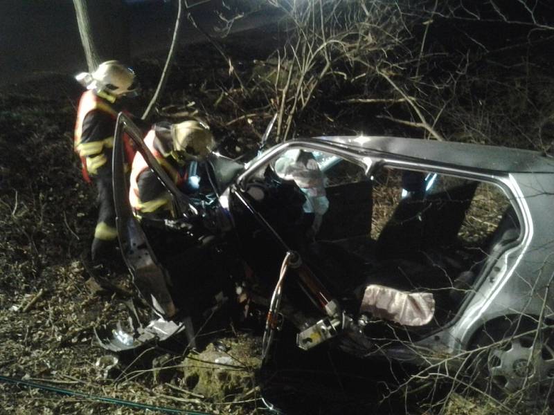 Čelní náraz do stromu mezi obcemi Rusava a Brusné si vyžádal jedno těžké a jedno lehké zranění