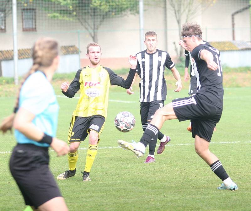 Divizní fotbalisté Holešova (v bílo-černém) doma v rámci 10. kola podlehli 0:1 Novým Sadům.