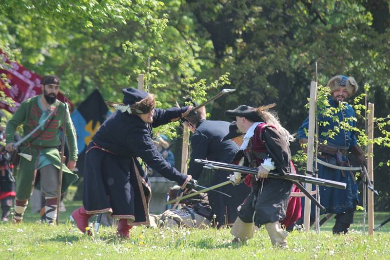 První ročník historického festivalu Holleschau přilákal stovky lidí z celého kraje, mohli tak shlédnout bitvu při ochraně města před polskými vojsky za třicetileté války.