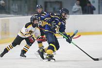 V duelu mladších žáků krajské ligy B zvítězili v sobotu hokejisté Beranů Zlín (v modrém) na ledě Kroměříže 6:5.