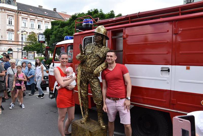 Obrovským úspěchem skončil první ročník festivalu živých soch, který v neděli pořádali v Kroměříži. Akce se podle odhadů zařadila mezi vůbec nejnavštěvovanější, do města se totiž na ni přijelo podívat kolem dvaceti tisíc lidí.