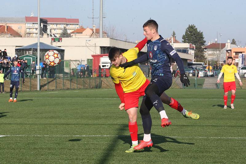 Fotbalisté Slovácka (modré dresy) na úvod zimní přípravy přehráli třetiligovou Kroměříž 5:1.