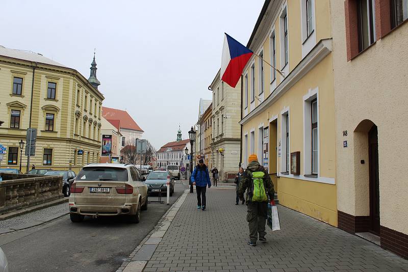 Obě volební komise v prostorách školní jídelny na Riegrově náměstí v Kroměříži měly hned ze začátku druhého kola prezidentské volby plné ruce práce. Příchozí voliče mohli počítat na desítky.