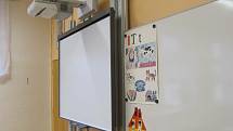 Rymická základní škola získala prostředky z programu EU peníze školám na nákup nových tabulí do tříd.