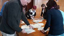 Předseda komise ve volebním okrsku číslo 1 v Počenicích-Tetěticích Pavel Jablůnka vysypává urnu s hlasovacími lístky