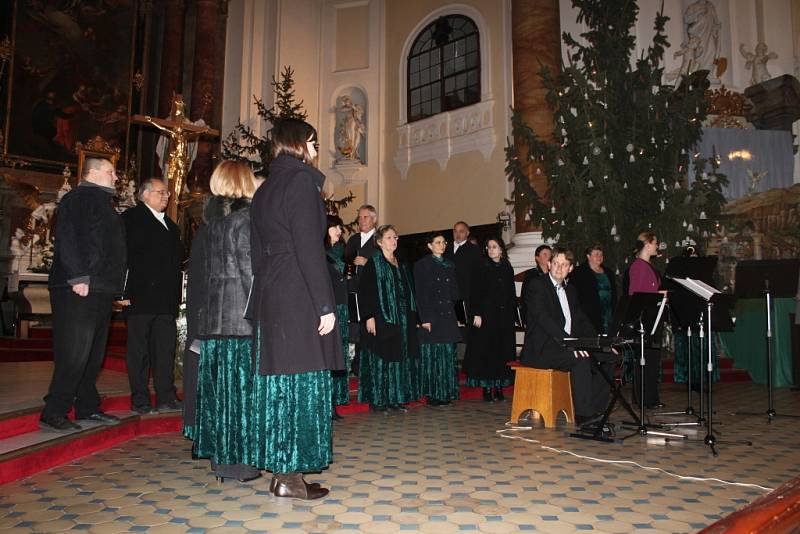 V kostele Panny Marie v Kroměříži zazpívalii v pátek Moravští madrigalisté vánoční písně a koledy. Sváteční Vánoční atmosféru si užíval plný kostel lidí.