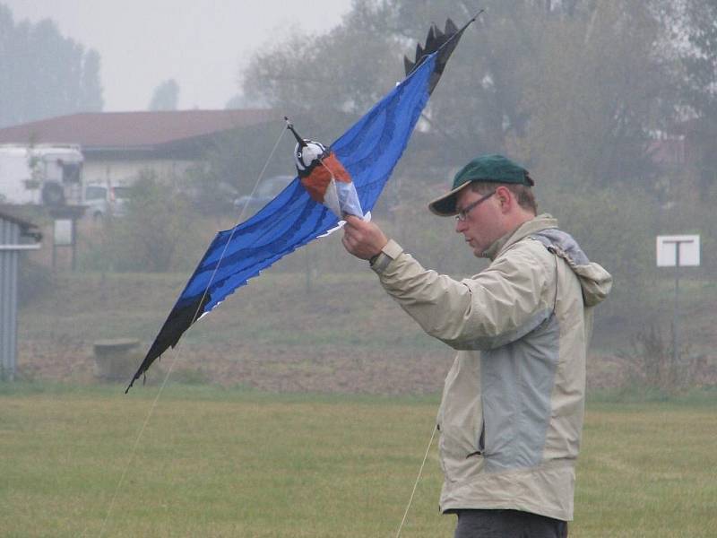 V sobotu 10. října 2009 uspořádal Aeroklub Kroměříž ve spolupráci s občanským sdružením Jaspis na letišti v Kroměříži drakiádu. Akci v den konání oficiálně zrušili kvůli špatnému počasí, lidé to však nevěděli a pár jich proto stejně draky pouštět přišlo