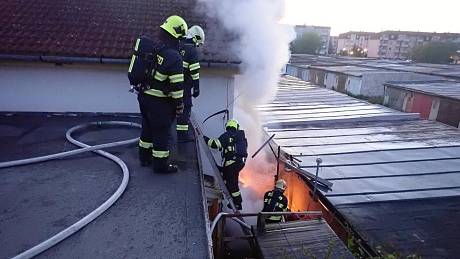 Profesionální a dobrovolní hasiči likvidují ve čtvrtek 19. května 2022 požár dřeva v průmyslovém areálu v Kroměříži.