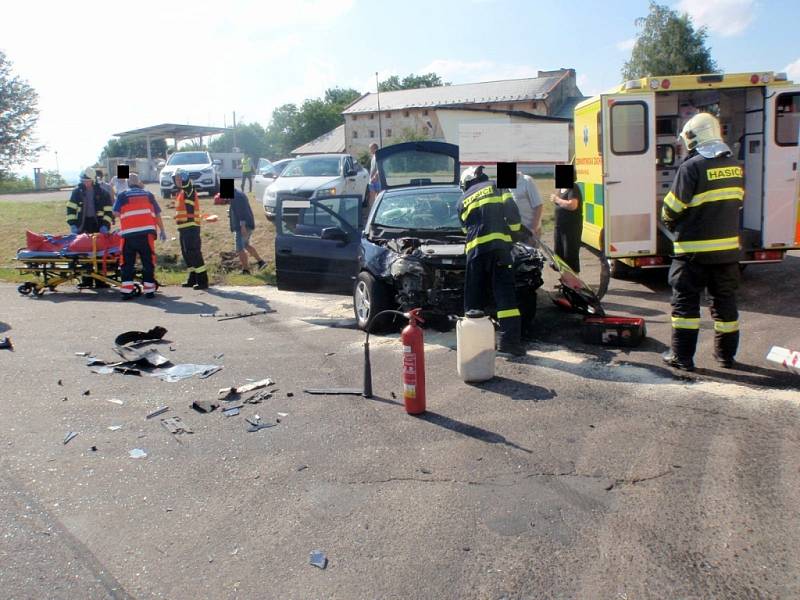 Dvě jednotky hasičů zasahovaly u střetu vozidel v Dřínově