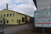 Bioenergetické centrum v Roštíně zahájilo zkušební provoz už před dvaceti lety. Od té doby funguje nepřetržitě a vyrábí teplo pro 90 procent domácností v obci.