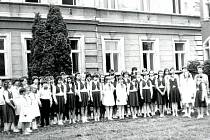 B. POD HOSTÝNEM, 80. LÉTA. Dětský pěvecký sbor působil na ZŠ Tomáše Garrigua Masaryka už od roku 1974. Pyšní se řadou ocenění v okresních i krajských soutěžích. Na snímku jsou zachyceni členové sboru z osmdesátých let se sbormistryní Pavlou Caletkovou.