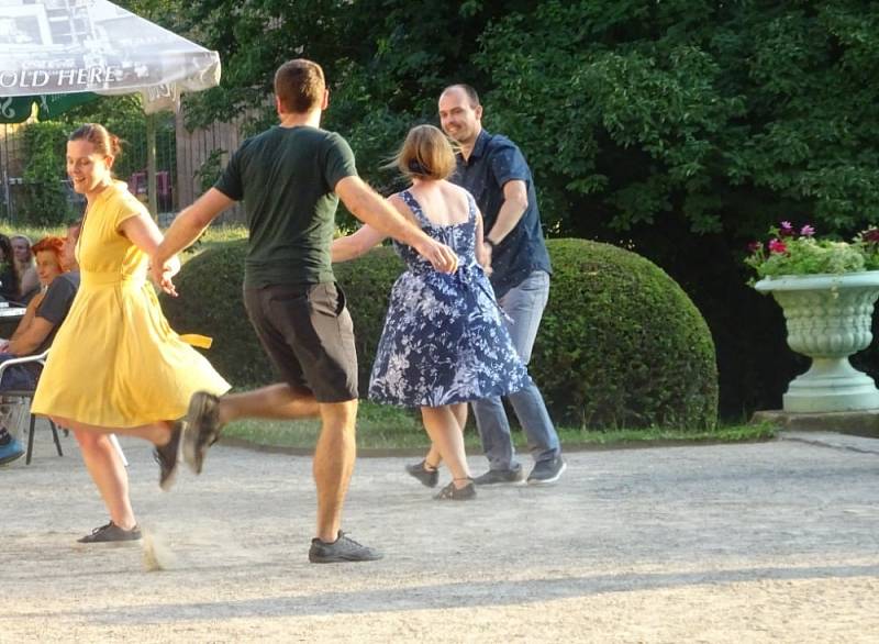 Ukázkové lekce tance Lindy Hop.