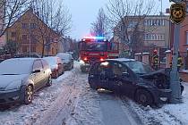 Hasiči zasahují ve středu 6. prosince 2023 ráno u dopravní nehody osobního automobilu v Březinově ulici v Kroměříži.