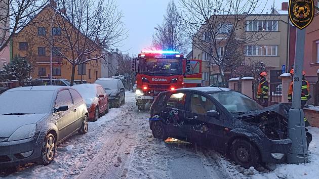 Hasiči zasahují ve středu 6. prosince 2023 ráno u dopravní nehody osobního automobilu v Březinově ulici v Kroměříži.