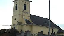 Dva vzrostlé akáty u kostela v Cetechovicích byly během pondělí a úterý pokáceny. Vzhledem k jejich stáří a chorobám, kterými byly napadeny, bylo nutné stromy pokácet.